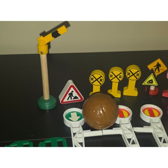 Thomas‎ & Friends / Brio 26 Piece Random Assortment Lot Bundle - Picture 3 of 7